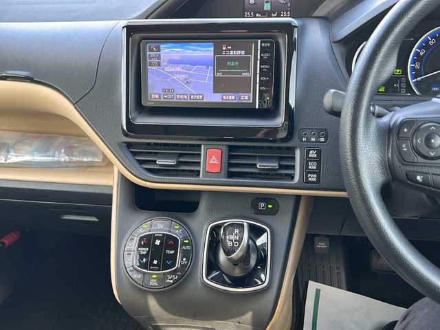 トヨタ ノア ハイブリッド X 石川県 2015(平27)年 8.3万km ホワイトパールクリスタルシャイン ワンオーナー/純正メモリーナビゲーション/【FM/AM・CD・AUX】/・フルセグTV(TVキャンセラーあり)/・バックカメラ/車両接近通報装置/トラクションコントロール/ステアリングスイッチ/両側パワースライド/3列シート/プッシュスタート/オートライト/・キセノンライト/・フォグランプ/電格ミラー/純正フロアマット/純正AW夏タイヤ車載