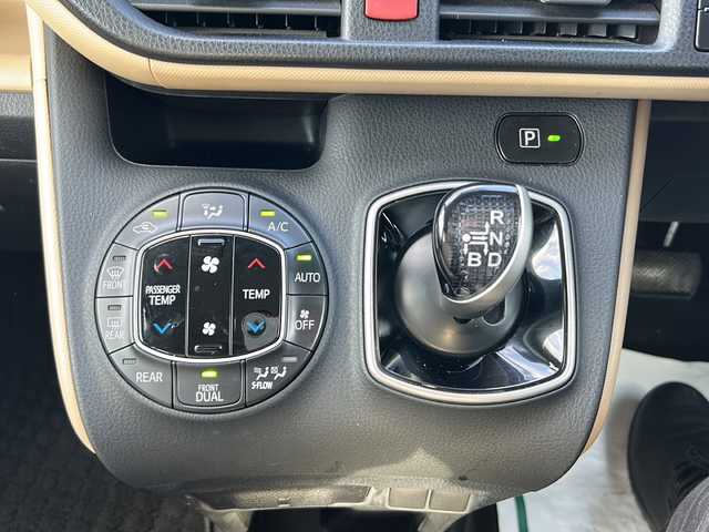 トヨタ ノア ハイブリッド X 石川県 2015(平27)年 8.3万km ホワイトパールクリスタルシャイン ワンオーナー/純正メモリーナビゲーション/【FM/AM・CD・AUX】/・フルセグTV(TVキャンセラーあり)/・バックカメラ/車両接近通報装置/トラクションコントロール/ステアリングスイッチ/両側パワースライド/3列シート/プッシュスタート/オートライト/・キセノンライト/・フォグランプ/電格ミラー/純正フロアマット/純正AW夏タイヤ車載