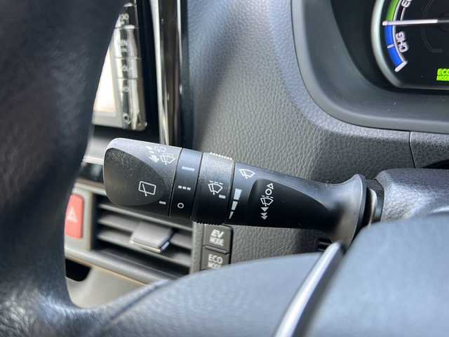 トヨタ ノア ハイブリッド X 石川県 2015(平27)年 8.3万km ホワイトパールクリスタルシャイン ワンオーナー/純正メモリーナビゲーション/【FM/AM・CD・AUX】/・フルセグTV(TVキャンセラーあり)/・バックカメラ/車両接近通報装置/トラクションコントロール/ステアリングスイッチ/両側パワースライド/3列シート/プッシュスタート/オートライト/・キセノンライト/・フォグランプ/電格ミラー/純正フロアマット/純正AW夏タイヤ車載