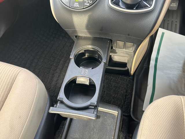 トヨタ ノア ハイブリッド X 石川県 2015(平27)年 8.3万km ホワイトパールクリスタルシャイン ワンオーナー/純正メモリーナビゲーション/【FM/AM・CD・AUX】/・フルセグTV(TVキャンセラーあり)/・バックカメラ/車両接近通報装置/トラクションコントロール/ステアリングスイッチ/両側パワースライド/3列シート/プッシュスタート/オートライト/・キセノンライト/・フォグランプ/電格ミラー/純正フロアマット/純正AW夏タイヤ車載