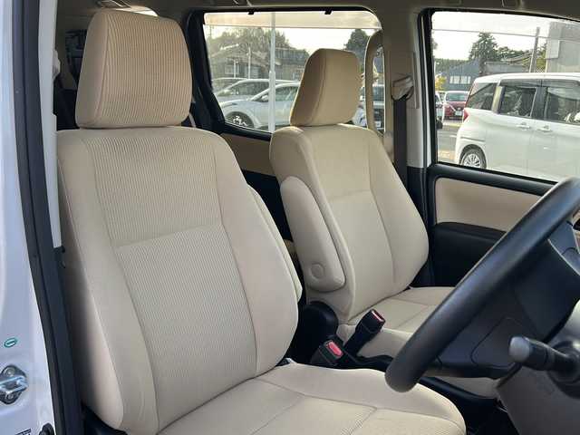 トヨタ ノア ハイブリッド X 石川県 2015(平27)年 8.3万km ホワイトパールクリスタルシャイン ワンオーナー/純正メモリーナビゲーション/【FM/AM・CD・AUX】/・フルセグTV(TVキャンセラーあり)/・バックカメラ/車両接近通報装置/トラクションコントロール/ステアリングスイッチ/両側パワースライド/3列シート/プッシュスタート/オートライト/・キセノンライト/・フォグランプ/電格ミラー/純正フロアマット/純正AW夏タイヤ車載