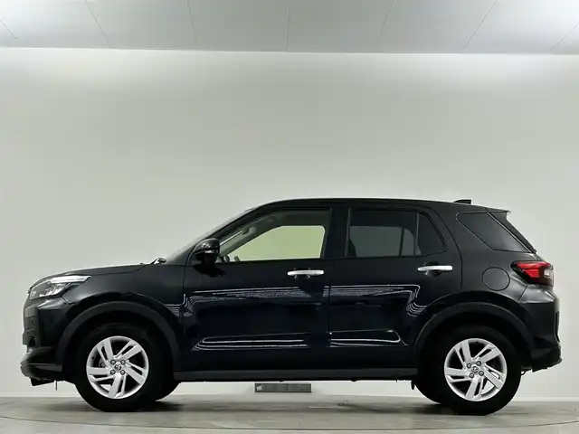 トヨタ ライズ G 埼玉県 2021(令3)年 1.8万km ブラックマイカメタリック 純正ナビ　バックカメラ　フルセグＴＶ　ＥＴＣ　衝突軽減　Ｂｌｕｅｔｏｏｔｈ　ＣＤ　ＤＶＤ　禁煙車　オートハイビーム　ＬＥＤヘッドライト　ＵＳＢ　スマートキー　アイドリングストップ　ＭＴモード付ＡＴ