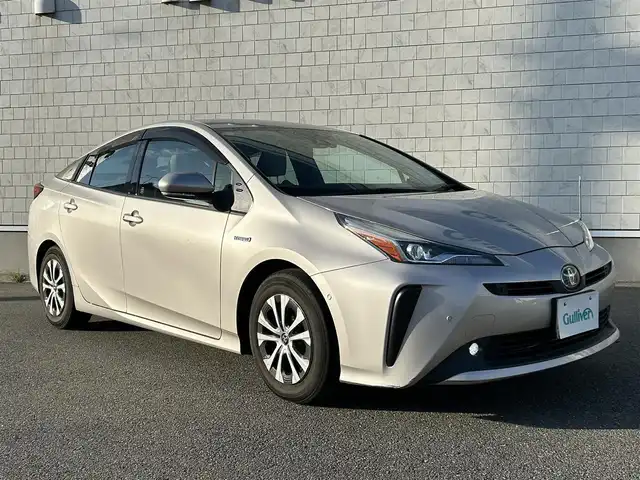 トヨタ プリウス A 山形県 2019(平31)年 1.9万km スティールブロンドM 純正SDナビ/フルセグTV/FM/AM/Bluetooth/レーダークルーズコントロール/横滑り防止装置/バックカメラ/パワーシート（D）/インテリジェントクリアランスソナー/衝突軽減ブレーキ/ヘッドアップディスプレイ/パーキングアシスト/純正マット/純正バイザー/スペアキー/ETC/アルミ付きスタッドレス車載/保証書/取扱説明書