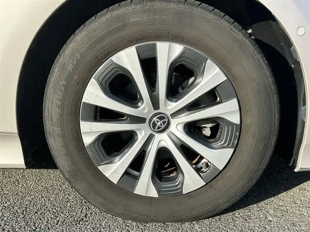 トヨタ プリウス A 山形県 2019(平31)年 1.9万km スティールブロンドM 純正SDナビ/フルセグTV/FM/AM/Bluetooth/レーダークルーズコントロール/横滑り防止装置/バックカメラ/パワーシート（D）/インテリジェントクリアランスソナー/衝突軽減ブレーキ/ヘッドアップディスプレイ/パーキングアシスト/純正マット/純正バイザー/スペアキー/ETC/アルミ付きスタッドレス車載/保証書/取扱説明書