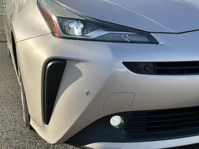 トヨタ プリウス A 山形県 2019(平31)年 1.9万km スティールブロンドM 純正SDナビ/フルセグTV/FM/AM/Bluetooth/レーダークルーズコントロール/横滑り防止装置/バックカメラ/パワーシート（D）/インテリジェントクリアランスソナー/衝突軽減ブレーキ/ヘッドアップディスプレイ/パーキングアシスト/純正マット/純正バイザー/スペアキー/ETC/アルミ付きスタッドレス車載/保証書/取扱説明書