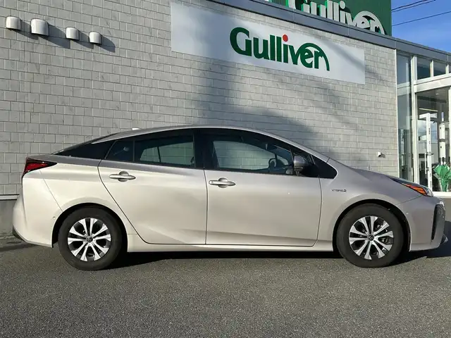 トヨタ プリウス A 山形県 2019(平31)年 1.9万km スティールブロンドM 純正SDナビ/フルセグTV/FM/AM/Bluetooth/レーダークルーズコントロール/横滑り防止装置/バックカメラ/パワーシート（D）/インテリジェントクリアランスソナー/衝突軽減ブレーキ/ヘッドアップディスプレイ/パーキングアシスト/純正マット/純正バイザー/スペアキー/ETC/アルミ付きスタッドレス車載/保証書/取扱説明書