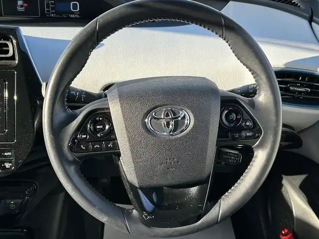 トヨタ プリウス A 山形県 2019(平31)年 1.9万km スティールブロンドM 純正SDナビ/フルセグTV/FM/AM/Bluetooth/レーダークルーズコントロール/横滑り防止装置/バックカメラ/パワーシート（D）/インテリジェントクリアランスソナー/衝突軽減ブレーキ/ヘッドアップディスプレイ/パーキングアシスト/純正マット/純正バイザー/スペアキー/ETC/アルミ付きスタッドレス車載/保証書/取扱説明書
