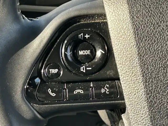 トヨタ プリウス A 山形県 2019(平31)年 1.9万km スティールブロンドM 純正SDナビ/フルセグTV/FM/AM/Bluetooth/レーダークルーズコントロール/横滑り防止装置/バックカメラ/パワーシート（D）/インテリジェントクリアランスソナー/衝突軽減ブレーキ/ヘッドアップディスプレイ/パーキングアシスト/純正マット/純正バイザー/スペアキー/ETC/アルミ付きスタッドレス車載/保証書/取扱説明書