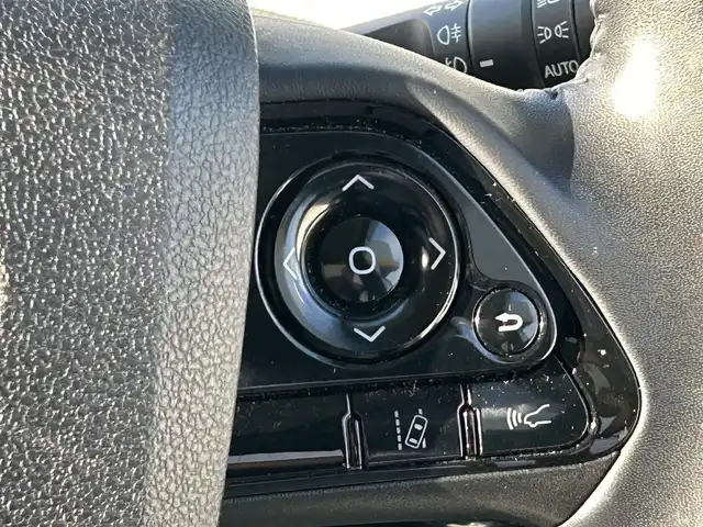 トヨタ プリウス A 山形県 2019(平31)年 1.9万km スティールブロンドM 純正SDナビ/フルセグTV/FM/AM/Bluetooth/レーダークルーズコントロール/横滑り防止装置/バックカメラ/パワーシート（D）/インテリジェントクリアランスソナー/衝突軽減ブレーキ/ヘッドアップディスプレイ/パーキングアシスト/純正マット/純正バイザー/スペアキー/ETC/アルミ付きスタッドレス車載/保証書/取扱説明書