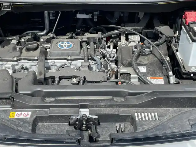 トヨタ ヴォクシー ハイブリッド S－Z 滋賀県 2022(令4)年 2万km ホワイトパールクリスタルシャイン モデリスタエアロ/12.3インチ有機ELフリップダウンモニター/10.5インチディスプレイオーディオ/（FM/AM/CD/DVD/フルセグ/Bluetooth/HDMI）/快適利便パッケージHigh/・ハンズフリーデュアルパワースライドドア/・パワーバックドア/・ステアリングヒーター/・後席シートヒーター/・ナノイーX/ETC2.0/前後ドライブレコーダー/バックカメラ/ＴｏｙｏｔａＳａｆｅｔｙＳｅｎｓｅ/・プリクラッシュブレーキアシスト	/・ブラインドスポットモニター（ＢＳＭ）/・安心降車アシスト（ドアオープン制御付）（ＳＥＡ）/・パーキングサポートブレーキ（後方接近車両）/・パーキングサポートブレーキ（後方歩行者）/・レーンキープアシスト	/・レーダークルーズコントロール/・標識検知機能/オットマン/運転席・助手席シートヒーター/キャプテンシートシートヒーター/電動格納ミラー/電子パーキング/ブレーキホールド/革巻きステアリング/ステアリングスイッチ/オートライト/LEDヘッドライト/オートマチックハイビーム/プッシュスタート/スマートキー/純正フロアマット