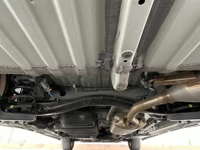 トヨタ ヴォクシー ハイブリッド S－Z 滋賀県 2022(令4)年 2万km ホワイトパールクリスタルシャイン モデリスタエアロ/12.3インチ有機ELフリップダウンモニター/10.5インチディスプレイオーディオ/（FM/AM/CD/DVD/フルセグ/Bluetooth/HDMI）/快適利便パッケージHigh/・ハンズフリーデュアルパワースライドドア/・パワーバックドア/・ステアリングヒーター/・後席シートヒーター/・ナノイーX/ETC2.0/前後ドライブレコーダー/バックカメラ/ＴｏｙｏｔａＳａｆｅｔｙＳｅｎｓｅ/・プリクラッシュブレーキアシスト	/・ブラインドスポットモニター（ＢＳＭ）/・安心降車アシスト（ドアオープン制御付）（ＳＥＡ）/・パーキングサポートブレーキ（後方接近車両）/・パーキングサポートブレーキ（後方歩行者）/・レーンキープアシスト	/・レーダークルーズコントロール/・標識検知機能/オットマン/運転席・助手席シートヒーター/キャプテンシートシートヒーター/電動格納ミラー/電子パーキング/ブレーキホールド/革巻きステアリング/ステアリングスイッチ/オートライト/LEDヘッドライト/オートマチックハイビーム/プッシュスタート/スマートキー/純正フロアマット