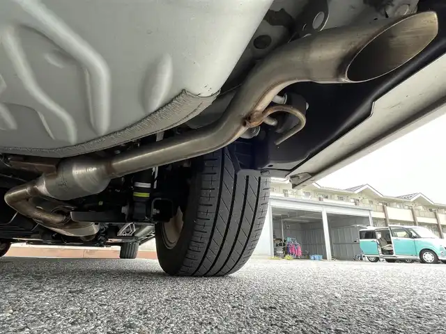 トヨタ ヴォクシー ハイブリッド S－Z 滋賀県 2022(令4)年 2万km ホワイトパールクリスタルシャイン モデリスタエアロ/12.3インチ有機ELフリップダウンモニター/10.5インチディスプレイオーディオ/（FM/AM/CD/DVD/フルセグ/Bluetooth/HDMI）/快適利便パッケージHigh/・ハンズフリーデュアルパワースライドドア/・パワーバックドア/・ステアリングヒーター/・後席シートヒーター/・ナノイーX/ETC2.0/前後ドライブレコーダー/バックカメラ/ＴｏｙｏｔａＳａｆｅｔｙＳｅｎｓｅ/・プリクラッシュブレーキアシスト	/・ブラインドスポットモニター（ＢＳＭ）/・安心降車アシスト（ドアオープン制御付）（ＳＥＡ）/・パーキングサポートブレーキ（後方接近車両）/・パーキングサポートブレーキ（後方歩行者）/・レーンキープアシスト	/・レーダークルーズコントロール/・標識検知機能/オットマン/運転席・助手席シートヒーター/キャプテンシートシートヒーター/電動格納ミラー/電子パーキング/ブレーキホールド/革巻きステアリング/ステアリングスイッチ/オートライト/LEDヘッドライト/オートマチックハイビーム/プッシュスタート/スマートキー/純正フロアマット