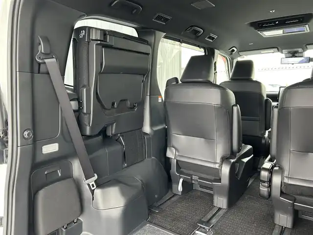 トヨタ ヴォクシー ハイブリッド S－Z 滋賀県 2022(令4)年 2万km ホワイトパールクリスタルシャイン モデリスタエアロ/12.3インチ有機ELフリップダウンモニター/10.5インチディスプレイオーディオ/（FM/AM/CD/DVD/フルセグ/Bluetooth/HDMI）/快適利便パッケージHigh/・ハンズフリーデュアルパワースライドドア/・パワーバックドア/・ステアリングヒーター/・後席シートヒーター/・ナノイーX/ETC2.0/前後ドライブレコーダー/バックカメラ/ＴｏｙｏｔａＳａｆｅｔｙＳｅｎｓｅ/・プリクラッシュブレーキアシスト	/・ブラインドスポットモニター（ＢＳＭ）/・安心降車アシスト（ドアオープン制御付）（ＳＥＡ）/・パーキングサポートブレーキ（後方接近車両）/・パーキングサポートブレーキ（後方歩行者）/・レーンキープアシスト	/・レーダークルーズコントロール/・標識検知機能/オットマン/運転席・助手席シートヒーター/キャプテンシートシートヒーター/電動格納ミラー/電子パーキング/ブレーキホールド/革巻きステアリング/ステアリングスイッチ/オートライト/LEDヘッドライト/オートマチックハイビーム/プッシュスタート/スマートキー/純正フロアマット