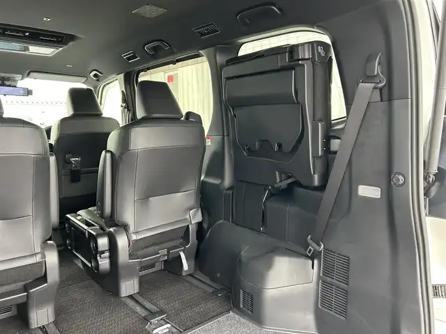 トヨタ ヴォクシー ハイブリッド S－Z 滋賀県 2022(令4)年 2万km ホワイトパールクリスタルシャイン モデリスタエアロ/12.3インチ有機ELフリップダウンモニター/10.5インチディスプレイオーディオ/（FM/AM/CD/DVD/フルセグ/Bluetooth/HDMI）/快適利便パッケージHigh/・ハンズフリーデュアルパワースライドドア/・パワーバックドア/・ステアリングヒーター/・後席シートヒーター/・ナノイーX/ETC2.0/前後ドライブレコーダー/バックカメラ/ＴｏｙｏｔａＳａｆｅｔｙＳｅｎｓｅ/・プリクラッシュブレーキアシスト	/・ブラインドスポットモニター（ＢＳＭ）/・安心降車アシスト（ドアオープン制御付）（ＳＥＡ）/・パーキングサポートブレーキ（後方接近車両）/・パーキングサポートブレーキ（後方歩行者）/・レーンキープアシスト	/・レーダークルーズコントロール/・標識検知機能/オットマン/運転席・助手席シートヒーター/キャプテンシートシートヒーター/電動格納ミラー/電子パーキング/ブレーキホールド/革巻きステアリング/ステアリングスイッチ/オートライト/LEDヘッドライト/オートマチックハイビーム/プッシュスタート/スマートキー/純正フロアマット