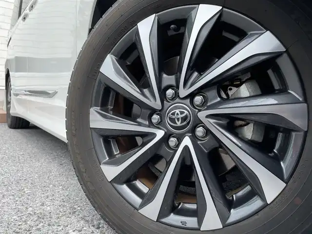 トヨタ ヴォクシー ハイブリッド S－Z 滋賀県 2022(令4)年 2万km ホワイトパールクリスタルシャイン モデリスタエアロ/12.3インチ有機ELフリップダウンモニター/10.5インチディスプレイオーディオ/（FM/AM/CD/DVD/フルセグ/Bluetooth/HDMI）/快適利便パッケージHigh/・ハンズフリーデュアルパワースライドドア/・パワーバックドア/・ステアリングヒーター/・後席シートヒーター/・ナノイーX/ETC2.0/前後ドライブレコーダー/バックカメラ/ＴｏｙｏｔａＳａｆｅｔｙＳｅｎｓｅ/・プリクラッシュブレーキアシスト	/・ブラインドスポットモニター（ＢＳＭ）/・安心降車アシスト（ドアオープン制御付）（ＳＥＡ）/・パーキングサポートブレーキ（後方接近車両）/・パーキングサポートブレーキ（後方歩行者）/・レーンキープアシスト	/・レーダークルーズコントロール/・標識検知機能/オットマン/運転席・助手席シートヒーター/キャプテンシートシートヒーター/電動格納ミラー/電子パーキング/ブレーキホールド/革巻きステアリング/ステアリングスイッチ/オートライト/LEDヘッドライト/オートマチックハイビーム/プッシュスタート/スマートキー/純正フロアマット