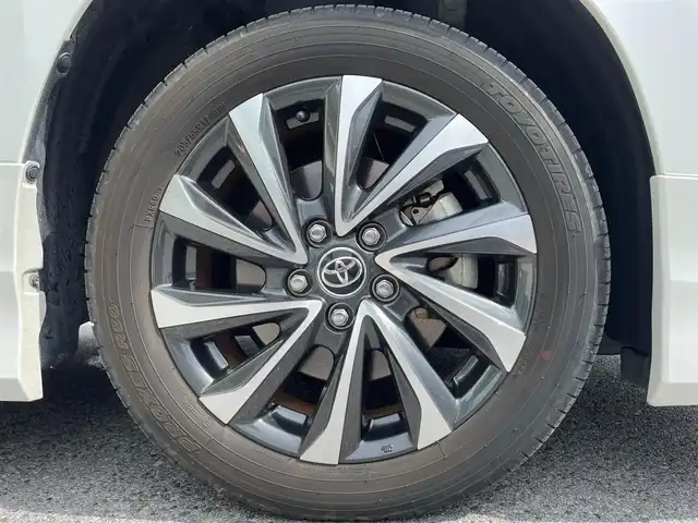 トヨタ ヴォクシー ハイブリッド S－Z 滋賀県 2022(令4)年 2万km ホワイトパールクリスタルシャイン モデリスタエアロ/12.3インチ有機ELフリップダウンモニター/10.5インチディスプレイオーディオ/（FM/AM/CD/DVD/フルセグ/Bluetooth/HDMI）/快適利便パッケージHigh/・ハンズフリーデュアルパワースライドドア/・パワーバックドア/・ステアリングヒーター/・後席シートヒーター/・ナノイーX/ETC2.0/前後ドライブレコーダー/バックカメラ/ＴｏｙｏｔａＳａｆｅｔｙＳｅｎｓｅ/・プリクラッシュブレーキアシスト	/・ブラインドスポットモニター（ＢＳＭ）/・安心降車アシスト（ドアオープン制御付）（ＳＥＡ）/・パーキングサポートブレーキ（後方接近車両）/・パーキングサポートブレーキ（後方歩行者）/・レーンキープアシスト	/・レーダークルーズコントロール/・標識検知機能/オットマン/運転席・助手席シートヒーター/キャプテンシートシートヒーター/電動格納ミラー/電子パーキング/ブレーキホールド/革巻きステアリング/ステアリングスイッチ/オートライト/LEDヘッドライト/オートマチックハイビーム/プッシュスタート/スマートキー/純正フロアマット