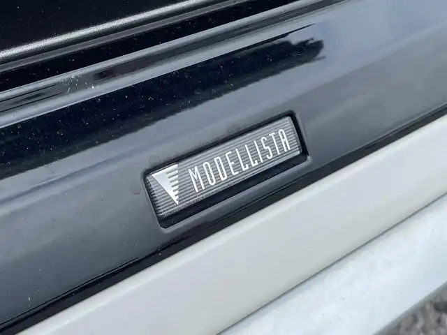 トヨタ ヴォクシー ハイブリッド S－Z 滋賀県 2022(令4)年 2万km ホワイトパールクリスタルシャイン モデリスタエアロ/12.3インチ有機ELフリップダウンモニター/10.5インチディスプレイオーディオ/（FM/AM/CD/DVD/フルセグ/Bluetooth/HDMI）/快適利便パッケージHigh/・ハンズフリーデュアルパワースライドドア/・パワーバックドア/・ステアリングヒーター/・後席シートヒーター/・ナノイーX/ETC2.0/前後ドライブレコーダー/バックカメラ/ＴｏｙｏｔａＳａｆｅｔｙＳｅｎｓｅ/・プリクラッシュブレーキアシスト	/・ブラインドスポットモニター（ＢＳＭ）/・安心降車アシスト（ドアオープン制御付）（ＳＥＡ）/・パーキングサポートブレーキ（後方接近車両）/・パーキングサポートブレーキ（後方歩行者）/・レーンキープアシスト	/・レーダークルーズコントロール/・標識検知機能/オットマン/運転席・助手席シートヒーター/キャプテンシートシートヒーター/電動格納ミラー/電子パーキング/ブレーキホールド/革巻きステアリング/ステアリングスイッチ/オートライト/LEDヘッドライト/オートマチックハイビーム/プッシュスタート/スマートキー/純正フロアマット