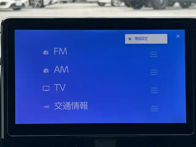 トヨタ ヴォクシー ハイブリッド S－Z 滋賀県 2022(令4)年 2万km ホワイトパールクリスタルシャイン モデリスタエアロ/12.3インチ有機ELフリップダウンモニター/10.5インチディスプレイオーディオ/（FM/AM/CD/DVD/フルセグ/Bluetooth/HDMI）/快適利便パッケージHigh/・ハンズフリーデュアルパワースライドドア/・パワーバックドア/・ステアリングヒーター/・後席シートヒーター/・ナノイーX/ETC2.0/前後ドライブレコーダー/バックカメラ/ＴｏｙｏｔａＳａｆｅｔｙＳｅｎｓｅ/・プリクラッシュブレーキアシスト	/・ブラインドスポットモニター（ＢＳＭ）/・安心降車アシスト（ドアオープン制御付）（ＳＥＡ）/・パーキングサポートブレーキ（後方接近車両）/・パーキングサポートブレーキ（後方歩行者）/・レーンキープアシスト	/・レーダークルーズコントロール/・標識検知機能/オットマン/運転席・助手席シートヒーター/キャプテンシートシートヒーター/電動格納ミラー/電子パーキング/ブレーキホールド/革巻きステアリング/ステアリングスイッチ/オートライト/LEDヘッドライト/オートマチックハイビーム/プッシュスタート/スマートキー/純正フロアマット