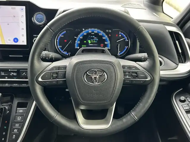 トヨタ ヴォクシー ハイブリッド S－Z 滋賀県 2022(令4)年 2万km ホワイトパールクリスタルシャイン モデリスタエアロ/12.3インチ有機ELフリップダウンモニター/10.5インチディスプレイオーディオ/（FM/AM/CD/DVD/フルセグ/Bluetooth/HDMI）/快適利便パッケージHigh/・ハンズフリーデュアルパワースライドドア/・パワーバックドア/・ステアリングヒーター/・後席シートヒーター/・ナノイーX/ETC2.0/前後ドライブレコーダー/バックカメラ/ＴｏｙｏｔａＳａｆｅｔｙＳｅｎｓｅ/・プリクラッシュブレーキアシスト	/・ブラインドスポットモニター（ＢＳＭ）/・安心降車アシスト（ドアオープン制御付）（ＳＥＡ）/・パーキングサポートブレーキ（後方接近車両）/・パーキングサポートブレーキ（後方歩行者）/・レーンキープアシスト	/・レーダークルーズコントロール/・標識検知機能/オットマン/運転席・助手席シートヒーター/キャプテンシートシートヒーター/電動格納ミラー/電子パーキング/ブレーキホールド/革巻きステアリング/ステアリングスイッチ/オートライト/LEDヘッドライト/オートマチックハイビーム/プッシュスタート/スマートキー/純正フロアマット