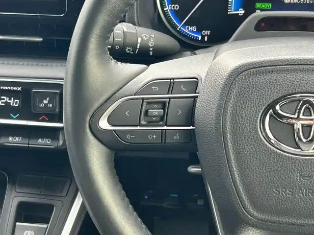 トヨタ ヴォクシー ハイブリッド S－Z 滋賀県 2022(令4)年 2万km ホワイトパールクリスタルシャイン モデリスタエアロ/12.3インチ有機ELフリップダウンモニター/10.5インチディスプレイオーディオ/（FM/AM/CD/DVD/フルセグ/Bluetooth/HDMI）/快適利便パッケージHigh/・ハンズフリーデュアルパワースライドドア/・パワーバックドア/・ステアリングヒーター/・後席シートヒーター/・ナノイーX/ETC2.0/前後ドライブレコーダー/バックカメラ/ＴｏｙｏｔａＳａｆｅｔｙＳｅｎｓｅ/・プリクラッシュブレーキアシスト	/・ブラインドスポットモニター（ＢＳＭ）/・安心降車アシスト（ドアオープン制御付）（ＳＥＡ）/・パーキングサポートブレーキ（後方接近車両）/・パーキングサポートブレーキ（後方歩行者）/・レーンキープアシスト	/・レーダークルーズコントロール/・標識検知機能/オットマン/運転席・助手席シートヒーター/キャプテンシートシートヒーター/電動格納ミラー/電子パーキング/ブレーキホールド/革巻きステアリング/ステアリングスイッチ/オートライト/LEDヘッドライト/オートマチックハイビーム/プッシュスタート/スマートキー/純正フロアマット