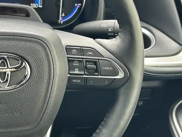 トヨタ ヴォクシー ハイブリッド S－Z 滋賀県 2022(令4)年 2万km ホワイトパールクリスタルシャイン モデリスタエアロ/12.3インチ有機ELフリップダウンモニター/10.5インチディスプレイオーディオ/（FM/AM/CD/DVD/フルセグ/Bluetooth/HDMI）/快適利便パッケージHigh/・ハンズフリーデュアルパワースライドドア/・パワーバックドア/・ステアリングヒーター/・後席シートヒーター/・ナノイーX/ETC2.0/前後ドライブレコーダー/バックカメラ/ＴｏｙｏｔａＳａｆｅｔｙＳｅｎｓｅ/・プリクラッシュブレーキアシスト	/・ブラインドスポットモニター（ＢＳＭ）/・安心降車アシスト（ドアオープン制御付）（ＳＥＡ）/・パーキングサポートブレーキ（後方接近車両）/・パーキングサポートブレーキ（後方歩行者）/・レーンキープアシスト	/・レーダークルーズコントロール/・標識検知機能/オットマン/運転席・助手席シートヒーター/キャプテンシートシートヒーター/電動格納ミラー/電子パーキング/ブレーキホールド/革巻きステアリング/ステアリングスイッチ/オートライト/LEDヘッドライト/オートマチックハイビーム/プッシュスタート/スマートキー/純正フロアマット