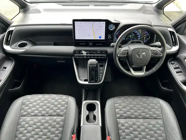 トヨタ ヴォクシー ハイブリッド S－Z 滋賀県 2022(令4)年 2万km ホワイトパールクリスタルシャイン モデリスタエアロ/12.3インチ有機ELフリップダウンモニター/10.5インチディスプレイオーディオ/（FM/AM/CD/DVD/フルセグ/Bluetooth/HDMI）/快適利便パッケージHigh/・ハンズフリーデュアルパワースライドドア/・パワーバックドア/・ステアリングヒーター/・後席シートヒーター/・ナノイーX/ETC2.0/前後ドライブレコーダー/バックカメラ/ＴｏｙｏｔａＳａｆｅｔｙＳｅｎｓｅ/・プリクラッシュブレーキアシスト	/・ブラインドスポットモニター（ＢＳＭ）/・安心降車アシスト（ドアオープン制御付）（ＳＥＡ）/・パーキングサポートブレーキ（後方接近車両）/・パーキングサポートブレーキ（後方歩行者）/・レーンキープアシスト	/・レーダークルーズコントロール/・標識検知機能/オットマン/運転席・助手席シートヒーター/キャプテンシートシートヒーター/電動格納ミラー/電子パーキング/ブレーキホールド/革巻きステアリング/ステアリングスイッチ/オートライト/LEDヘッドライト/オートマチックハイビーム/プッシュスタート/スマートキー/純正フロアマット