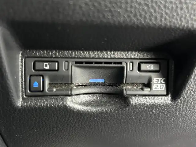 トヨタ ヴォクシー ハイブリッド S－Z 滋賀県 2022(令4)年 2万km ホワイトパールクリスタルシャイン モデリスタエアロ/12.3インチ有機ELフリップダウンモニター/10.5インチディスプレイオーディオ/（FM/AM/CD/DVD/フルセグ/Bluetooth/HDMI）/快適利便パッケージHigh/・ハンズフリーデュアルパワースライドドア/・パワーバックドア/・ステアリングヒーター/・後席シートヒーター/・ナノイーX/ETC2.0/前後ドライブレコーダー/バックカメラ/ＴｏｙｏｔａＳａｆｅｔｙＳｅｎｓｅ/・プリクラッシュブレーキアシスト	/・ブラインドスポットモニター（ＢＳＭ）/・安心降車アシスト（ドアオープン制御付）（ＳＥＡ）/・パーキングサポートブレーキ（後方接近車両）/・パーキングサポートブレーキ（後方歩行者）/・レーンキープアシスト	/・レーダークルーズコントロール/・標識検知機能/オットマン/運転席・助手席シートヒーター/キャプテンシートシートヒーター/電動格納ミラー/電子パーキング/ブレーキホールド/革巻きステアリング/ステアリングスイッチ/オートライト/LEDヘッドライト/オートマチックハイビーム/プッシュスタート/スマートキー/純正フロアマット