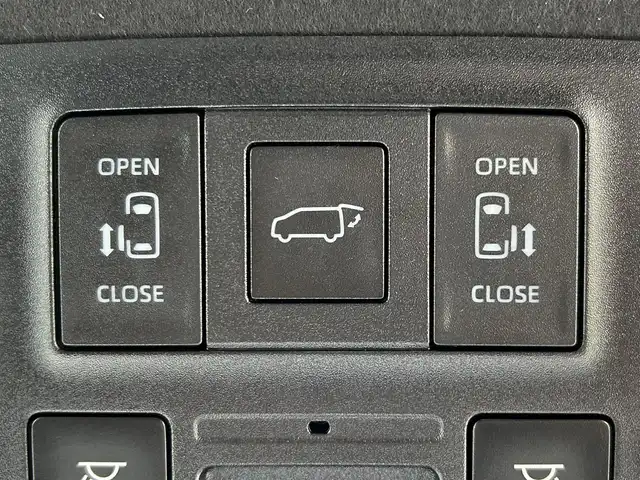 トヨタ ヴォクシー ハイブリッド S－Z 滋賀県 2022(令4)年 2万km ホワイトパールクリスタルシャイン モデリスタエアロ/12.3インチ有機ELフリップダウンモニター/10.5インチディスプレイオーディオ/（FM/AM/CD/DVD/フルセグ/Bluetooth/HDMI）/快適利便パッケージHigh/・ハンズフリーデュアルパワースライドドア/・パワーバックドア/・ステアリングヒーター/・後席シートヒーター/・ナノイーX/ETC2.0/前後ドライブレコーダー/バックカメラ/ＴｏｙｏｔａＳａｆｅｔｙＳｅｎｓｅ/・プリクラッシュブレーキアシスト	/・ブラインドスポットモニター（ＢＳＭ）/・安心降車アシスト（ドアオープン制御付）（ＳＥＡ）/・パーキングサポートブレーキ（後方接近車両）/・パーキングサポートブレーキ（後方歩行者）/・レーンキープアシスト	/・レーダークルーズコントロール/・標識検知機能/オットマン/運転席・助手席シートヒーター/キャプテンシートシートヒーター/電動格納ミラー/電子パーキング/ブレーキホールド/革巻きステアリング/ステアリングスイッチ/オートライト/LEDヘッドライト/オートマチックハイビーム/プッシュスタート/スマートキー/純正フロアマット