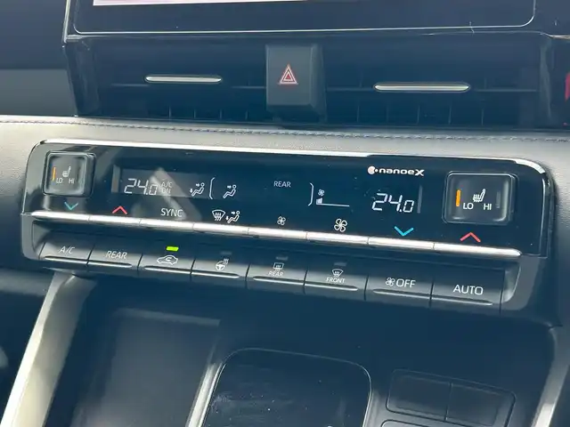 トヨタ ヴォクシー ハイブリッド S－Z 滋賀県 2022(令4)年 2万km ホワイトパールクリスタルシャイン モデリスタエアロ/12.3インチ有機ELフリップダウンモニター/10.5インチディスプレイオーディオ/（FM/AM/CD/DVD/フルセグ/Bluetooth/HDMI）/快適利便パッケージHigh/・ハンズフリーデュアルパワースライドドア/・パワーバックドア/・ステアリングヒーター/・後席シートヒーター/・ナノイーX/ETC2.0/前後ドライブレコーダー/バックカメラ/ＴｏｙｏｔａＳａｆｅｔｙＳｅｎｓｅ/・プリクラッシュブレーキアシスト	/・ブラインドスポットモニター（ＢＳＭ）/・安心降車アシスト（ドアオープン制御付）（ＳＥＡ）/・パーキングサポートブレーキ（後方接近車両）/・パーキングサポートブレーキ（後方歩行者）/・レーンキープアシスト	/・レーダークルーズコントロール/・標識検知機能/オットマン/運転席・助手席シートヒーター/キャプテンシートシートヒーター/電動格納ミラー/電子パーキング/ブレーキホールド/革巻きステアリング/ステアリングスイッチ/オートライト/LEDヘッドライト/オートマチックハイビーム/プッシュスタート/スマートキー/純正フロアマット