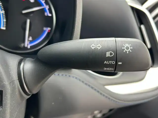 トヨタ ヴォクシー ハイブリッド S－Z 滋賀県 2022(令4)年 2万km ホワイトパールクリスタルシャイン モデリスタエアロ/12.3インチ有機ELフリップダウンモニター/10.5インチディスプレイオーディオ/（FM/AM/CD/DVD/フルセグ/Bluetooth/HDMI）/快適利便パッケージHigh/・ハンズフリーデュアルパワースライドドア/・パワーバックドア/・ステアリングヒーター/・後席シートヒーター/・ナノイーX/ETC2.0/前後ドライブレコーダー/バックカメラ/ＴｏｙｏｔａＳａｆｅｔｙＳｅｎｓｅ/・プリクラッシュブレーキアシスト	/・ブラインドスポットモニター（ＢＳＭ）/・安心降車アシスト（ドアオープン制御付）（ＳＥＡ）/・パーキングサポートブレーキ（後方接近車両）/・パーキングサポートブレーキ（後方歩行者）/・レーンキープアシスト	/・レーダークルーズコントロール/・標識検知機能/オットマン/運転席・助手席シートヒーター/キャプテンシートシートヒーター/電動格納ミラー/電子パーキング/ブレーキホールド/革巻きステアリング/ステアリングスイッチ/オートライト/LEDヘッドライト/オートマチックハイビーム/プッシュスタート/スマートキー/純正フロアマット