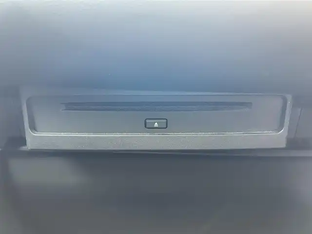 トヨタ ヴォクシー ハイブリッド S－Z 滋賀県 2022(令4)年 2万km ホワイトパールクリスタルシャイン モデリスタエアロ/12.3インチ有機ELフリップダウンモニター/10.5インチディスプレイオーディオ/（FM/AM/CD/DVD/フルセグ/Bluetooth/HDMI）/快適利便パッケージHigh/・ハンズフリーデュアルパワースライドドア/・パワーバックドア/・ステアリングヒーター/・後席シートヒーター/・ナノイーX/ETC2.0/前後ドライブレコーダー/バックカメラ/ＴｏｙｏｔａＳａｆｅｔｙＳｅｎｓｅ/・プリクラッシュブレーキアシスト	/・ブラインドスポットモニター（ＢＳＭ）/・安心降車アシスト（ドアオープン制御付）（ＳＥＡ）/・パーキングサポートブレーキ（後方接近車両）/・パーキングサポートブレーキ（後方歩行者）/・レーンキープアシスト	/・レーダークルーズコントロール/・標識検知機能/オットマン/運転席・助手席シートヒーター/キャプテンシートシートヒーター/電動格納ミラー/電子パーキング/ブレーキホールド/革巻きステアリング/ステアリングスイッチ/オートライト/LEDヘッドライト/オートマチックハイビーム/プッシュスタート/スマートキー/純正フロアマット