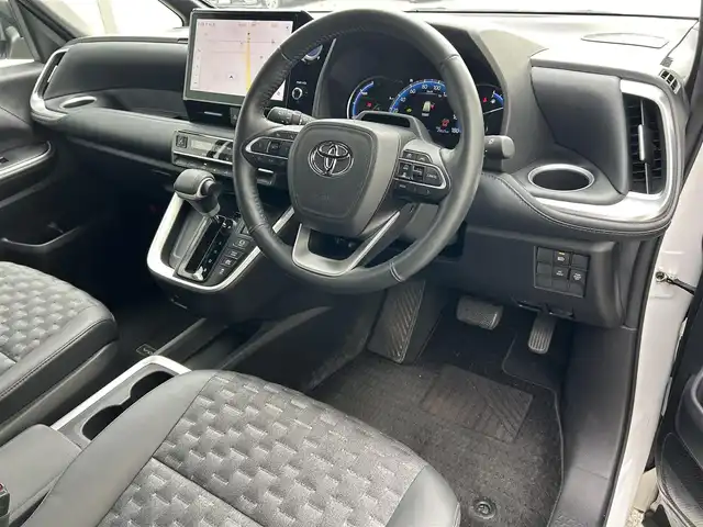 トヨタ ヴォクシー ハイブリッド S－Z 滋賀県 2022(令4)年 2万km ホワイトパールクリスタルシャイン モデリスタエアロ/12.3インチ有機ELフリップダウンモニター/10.5インチディスプレイオーディオ/（FM/AM/CD/DVD/フルセグ/Bluetooth/HDMI）/快適利便パッケージHigh/・ハンズフリーデュアルパワースライドドア/・パワーバックドア/・ステアリングヒーター/・後席シートヒーター/・ナノイーX/ETC2.0/前後ドライブレコーダー/バックカメラ/ＴｏｙｏｔａＳａｆｅｔｙＳｅｎｓｅ/・プリクラッシュブレーキアシスト	/・ブラインドスポットモニター（ＢＳＭ）/・安心降車アシスト（ドアオープン制御付）（ＳＥＡ）/・パーキングサポートブレーキ（後方接近車両）/・パーキングサポートブレーキ（後方歩行者）/・レーンキープアシスト	/・レーダークルーズコントロール/・標識検知機能/オットマン/運転席・助手席シートヒーター/キャプテンシートシートヒーター/電動格納ミラー/電子パーキング/ブレーキホールド/革巻きステアリング/ステアリングスイッチ/オートライト/LEDヘッドライト/オートマチックハイビーム/プッシュスタート/スマートキー/純正フロアマット
