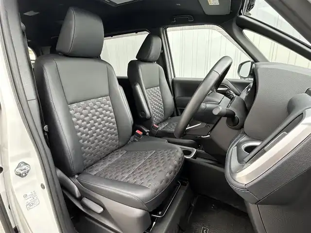 トヨタ ヴォクシー ハイブリッド S－Z 滋賀県 2022(令4)年 2万km ホワイトパールクリスタルシャイン モデリスタエアロ/12.3インチ有機ELフリップダウンモニター/10.5インチディスプレイオーディオ/（FM/AM/CD/DVD/フルセグ/Bluetooth/HDMI）/快適利便パッケージHigh/・ハンズフリーデュアルパワースライドドア/・パワーバックドア/・ステアリングヒーター/・後席シートヒーター/・ナノイーX/ETC2.0/前後ドライブレコーダー/バックカメラ/ＴｏｙｏｔａＳａｆｅｔｙＳｅｎｓｅ/・プリクラッシュブレーキアシスト	/・ブラインドスポットモニター（ＢＳＭ）/・安心降車アシスト（ドアオープン制御付）（ＳＥＡ）/・パーキングサポートブレーキ（後方接近車両）/・パーキングサポートブレーキ（後方歩行者）/・レーンキープアシスト	/・レーダークルーズコントロール/・標識検知機能/オットマン/運転席・助手席シートヒーター/キャプテンシートシートヒーター/電動格納ミラー/電子パーキング/ブレーキホールド/革巻きステアリング/ステアリングスイッチ/オートライト/LEDヘッドライト/オートマチックハイビーム/プッシュスタート/スマートキー/純正フロアマット