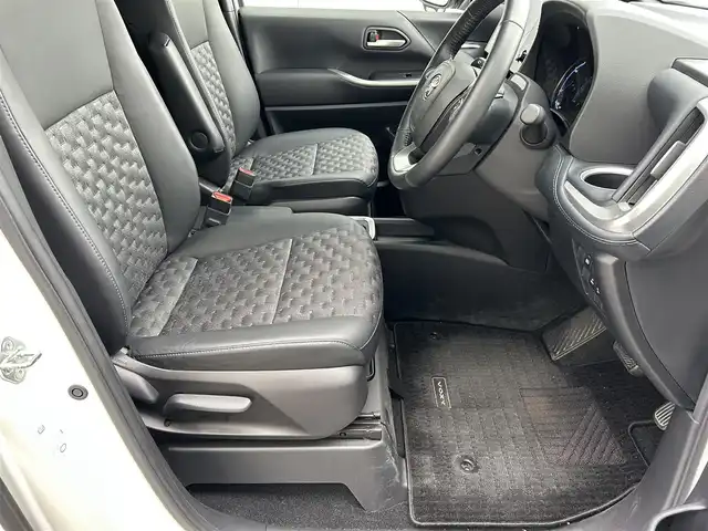 トヨタ ヴォクシー ハイブリッド S－Z 滋賀県 2022(令4)年 2万km ホワイトパールクリスタルシャイン モデリスタエアロ/12.3インチ有機ELフリップダウンモニター/10.5インチディスプレイオーディオ/（FM/AM/CD/DVD/フルセグ/Bluetooth/HDMI）/快適利便パッケージHigh/・ハンズフリーデュアルパワースライドドア/・パワーバックドア/・ステアリングヒーター/・後席シートヒーター/・ナノイーX/ETC2.0/前後ドライブレコーダー/バックカメラ/ＴｏｙｏｔａＳａｆｅｔｙＳｅｎｓｅ/・プリクラッシュブレーキアシスト	/・ブラインドスポットモニター（ＢＳＭ）/・安心降車アシスト（ドアオープン制御付）（ＳＥＡ）/・パーキングサポートブレーキ（後方接近車両）/・パーキングサポートブレーキ（後方歩行者）/・レーンキープアシスト	/・レーダークルーズコントロール/・標識検知機能/オットマン/運転席・助手席シートヒーター/キャプテンシートシートヒーター/電動格納ミラー/電子パーキング/ブレーキホールド/革巻きステアリング/ステアリングスイッチ/オートライト/LEDヘッドライト/オートマチックハイビーム/プッシュスタート/スマートキー/純正フロアマット