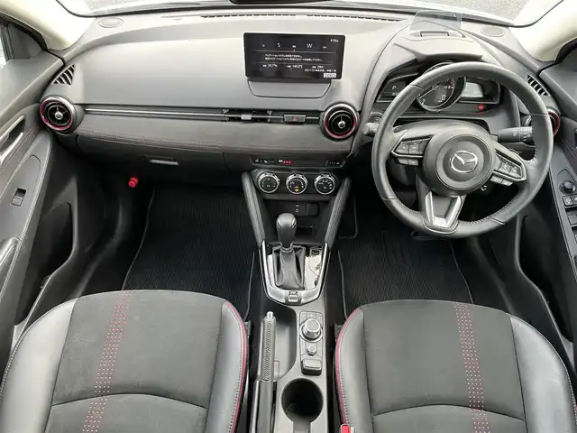 マツダ マツダ２ 15スポルト 千葉県 2024(令6)年 1.9万km グレー 純正8インチナビ/(フルセグTV/BT/FM/AM)/全周囲カメラ/前後ドライブレコーダー/ヘッドアップディスプレイ/パドルシフト/衝突被害軽減システム/車線逸脱警報/レーダークルーズコントロール/ハーフレザーシート/シートヒーター/シートリフター/ステアリングヒーター/横滑り防止装置/ETC/アイドリングストップ/LEDヘッドライト/オートライト/ウィンカーミラー/電動格納ミラー/純正16インチAW/プッシュスタート/スマートキー/フロアマット/スペアキー/取扱説明書/保証書