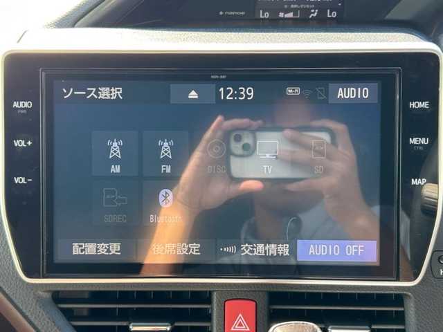 トヨタ エスクァイア Gi プレミアムパッケージ 大阪府 2018(平30)年 4.4万km ブラック ワンオーナー/純正10インチナビ/フルセグTV/Bluetooth/CD/DVD/SD/TVキャンセラー/バックカメラ/ビルトインETC/12インチフリップダウンモニター/トヨタセーフティセンス/クルーズコントロール/両側パワースライドドア/コンビハンドル/ステアリングスイッチ/ステアリングヒーター/ハーフレザーシート/前席シートヒーター/LEDヘッドライト/フォグランプ/オートライト/オートハイビーム/純正15インチAW/ドアバイザー/プッシュスタート/スマートキー/スペアキー