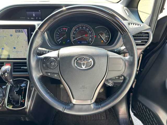 トヨタ エスクァイア Gi プレミアムパッケージ 大阪府 2018(平30)年 4.4万km ブラック ワンオーナー/純正10インチナビ/フルセグTV/Bluetooth/CD/DVD/SD/TVキャンセラー/バックカメラ/ビルトインETC/12インチフリップダウンモニター/トヨタセーフティセンス/クルーズコントロール/両側パワースライドドア/コンビハンドル/ステアリングスイッチ/ステアリングヒーター/ハーフレザーシート/前席シートヒーター/LEDヘッドライト/フォグランプ/オートライト/オートハイビーム/純正15インチAW/ドアバイザー/プッシュスタート/スマートキー/スペアキー