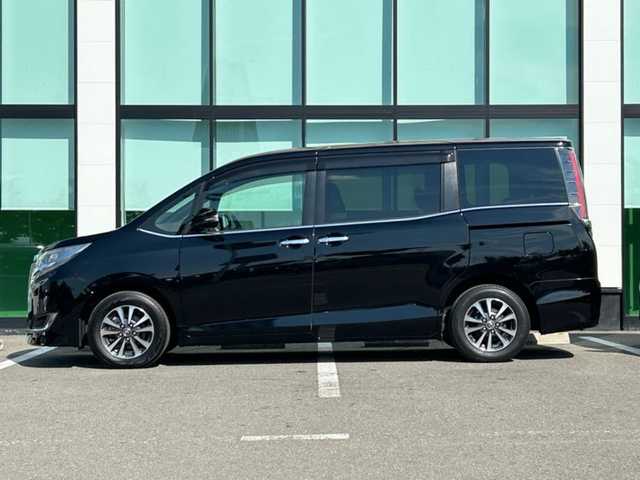 トヨタ エスクァイア Gi プレミアムパッケージ 大阪府 2018(平30)年 4.4万km ブラック ワンオーナー/純正10インチナビ/フルセグTV/Bluetooth/CD/DVD/SD/TVキャンセラー/バックカメラ/ビルトインETC/12インチフリップダウンモニター/トヨタセーフティセンス/クルーズコントロール/両側パワースライドドア/コンビハンドル/ステアリングスイッチ/ステアリングヒーター/ハーフレザーシート/前席シートヒーター/LEDヘッドライト/フォグランプ/オートライト/オートハイビーム/純正15インチAW/ドアバイザー/プッシュスタート/スマートキー/スペアキー