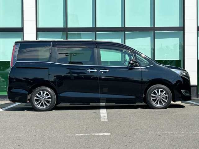 トヨタ エスクァイア Gi プレミアムパッケージ 大阪府 2018(平30)年 4.4万km ブラック ワンオーナー/純正10インチナビ/フルセグTV/Bluetooth/CD/DVD/SD/TVキャンセラー/バックカメラ/ビルトインETC/12インチフリップダウンモニター/トヨタセーフティセンス/クルーズコントロール/両側パワースライドドア/コンビハンドル/ステアリングスイッチ/ステアリングヒーター/ハーフレザーシート/前席シートヒーター/LEDヘッドライト/フォグランプ/オートライト/オートハイビーム/純正15インチAW/ドアバイザー/プッシュスタート/スマートキー/スペアキー