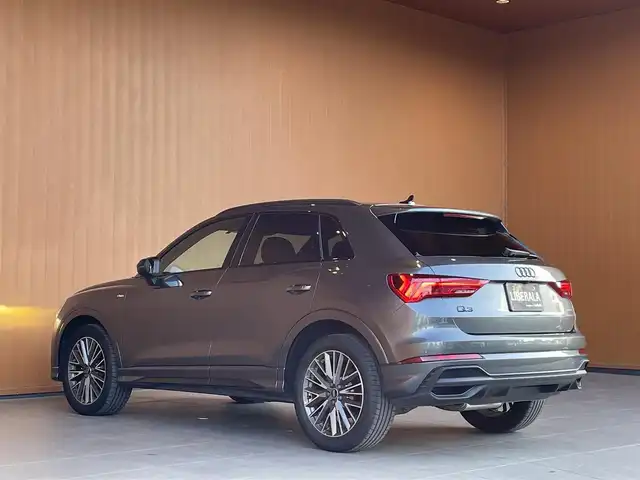 アウディ Ｑ３ 35TDIクワトロ Sライン 愛知県 2022(令4)年 1.6万km デイトナグレーパールエフェクト ラグジュアリーパッケージ/コンビニエンス＆アシスタンスパッケージ/黒革シート/シートヒーター/アダプティブクルーズコントロール/サイドアシスト/レーンアシスト/オートマチックテールゲート/ブラックスタイリングパッケージ/360カメラ