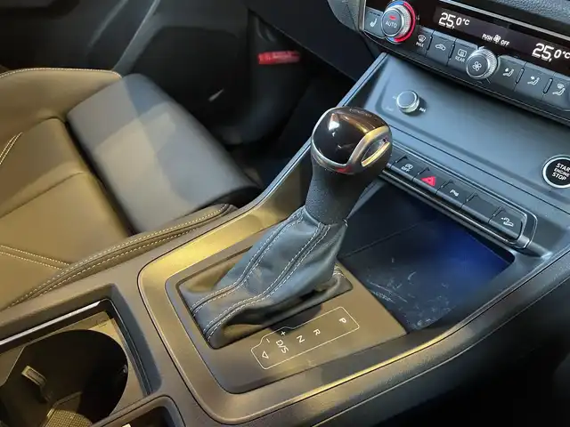 アウディ Ｑ３ 35TDIクワトロ Sライン 愛知県 2022(令4)年 1.6万km デイトナグレーパールエフェクト ラグジュアリーパッケージ/コンビニエンス＆アシスタンスパッケージ/黒革シート/シートヒーター/アダプティブクルーズコントロール/サイドアシスト/レーンアシスト/オートマチックテールゲート/ブラックスタイリングパッケージ/360カメラ