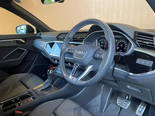 アウディ Ｑ３ 35TDIクワトロ Sライン 愛知県 2022(令4)年 1.6万km デイトナグレーパールエフェクト ラグジュアリーパッケージ/コンビニエンス＆アシスタンスパッケージ/黒革シート/シートヒーター/アダプティブクルーズコントロール/サイドアシスト/レーンアシスト/オートマチックテールゲート/ブラックスタイリングパッケージ/360カメラ