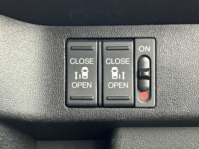 ホンダ ステップワゴン スパーダ ホンダセンシング 三重県 2017(平29)年 8万km プラチナホワイトパール /禁煙車//純正メーカーオプションナビ//全方位カメラ//オートAC//HDMI接続//革巻きステアリング//ステアリングスイッチ//MTモード付AT//パドルシフト//レーダークルーズコントロール//ホンダセンシング//衝突軽減ブレーキ//レーンキープアシスト//純正ビルトインETC//社外前方ドライブレコーダー//サイドカーテンエアバッグ//純正フリップダウンモニター//両側パワースライドドア//LED//オートライト//フォグ