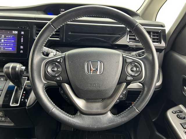 ホンダ ステップワゴン スパーダ ホンダセンシング 三重県 2017(平29)年 8万km プラチナホワイトパール /禁煙車//純正メーカーオプションナビ//全方位カメラ//オートAC//HDMI接続//革巻きステアリング//ステアリングスイッチ//MTモード付AT//パドルシフト//レーダークルーズコントロール//ホンダセンシング//衝突軽減ブレーキ//レーンキープアシスト//純正ビルトインETC//社外前方ドライブレコーダー//サイドカーテンエアバッグ//純正フリップダウンモニター//両側パワースライドドア//LED//オートライト//フォグ