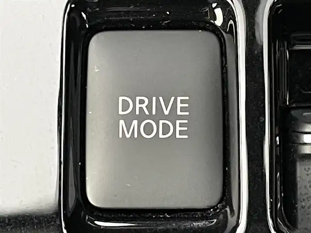 日産 キックス X FOUR 道央・札幌 2025(令7)年 0.9万km ブリリアントホワイトパール ・４WD/・純正メモリナビ/・CD/DVD/BT/フルセグ/SD/・アラウンドビューモニター/・前後ドライブレコーダー/・デジタルインナーミラー/・ETC/・ハーフレザーシート/・プロパイロット/・衝突軽減ブレーキ/・横滑り防止装置/・アダプティブクルーズコントロール/・レーンキープアシスト/・前後コーナーセンサー/・ハンドル支援機能/・ふらつき警報機能/・LEDヘッドライト/・フォグ/・オートマチックハイビーム/・ヘッドランプレベライザー/・ステアリングスイッチ/・オートホールドブレーキ/・保証書・取扱説明書/・スペアキー