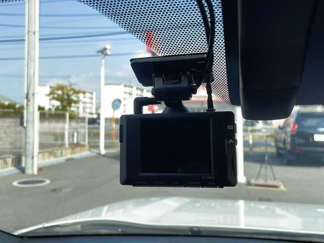 トヨタ ＲＡＶ４ ＰＨＶ ブラックトーン 山口県 2021(令3)年 5.8万km アティチュードブラックマイカ/ホワイトパールクリスタルシャイン ワンオーナー/純正ディスプレイオーディオ/・ナビキット/・フルセグテレビ/・AM/FM/Bluetooth/パノラミックビューモニター/ETC/前後ドライブレコーダー/デジタルインナーミラー/トヨタセーフティセンス/・プリクラッシュセーフティ/・レーダークルーズコントロール/・車線逸脱防止システム/・ブラインドスポットモニター/・オートマチックハイビーム/・クリアランスソナー/D/N席シートヒーター/D/N席エアシート/D/N席パワーシート/ワイヤレス充電/ステアリングヒーター/純正LEDヘッドライト/レーダー探知機【LASER】/スマートキー/スペアキー/AC100V/パワーバックドア/純正19インチAW/充電ケーブルあり