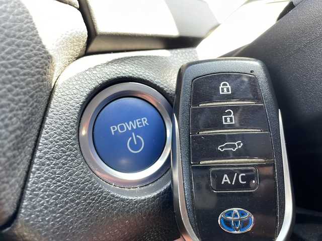 トヨタ ＲＡＶ４ ＰＨＶ ブラックトーン 山口県 2021(令3)年 5.8万km アティチュードブラックマイカ/ホワイトパールクリスタルシャイン ワンオーナー/純正ディスプレイオーディオ/・ナビキット/・フルセグテレビ/・AM/FM/Bluetooth/パノラミックビューモニター/ETC/前後ドライブレコーダー/デジタルインナーミラー/トヨタセーフティセンス/・プリクラッシュセーフティ/・レーダークルーズコントロール/・車線逸脱防止システム/・ブラインドスポットモニター/・オートマチックハイビーム/・クリアランスソナー/D/N席シートヒーター/D/N席エアシート/D/N席パワーシート/ワイヤレス充電/ステアリングヒーター/純正LEDヘッドライト/レーダー探知機【LASER】/スマートキー/スペアキー/AC100V/パワーバックドア/純正19インチAW/充電ケーブルあり