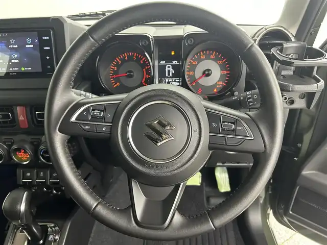 スズキ ジムニー XC 道央・札幌 2019(令1)年 0.7万km ジャングルグリーン ・４WD/・社外メモリーナビ/　CD/DVD/SD/BT/フルセグ/・バックカメラ/・ビルトインETC/・衝突軽減ブレーキ/・クルーズコントロール/・レーンキープアシスト/・前席シートヒーター/・ヘッドライトウォッシャー/・ステアリングスイッチ/・メッキグリル/・メッキテールカバー/・純正マッドフラップ/・LEDヘッドライト/・フォグライト/・オートライト/・純正フロアマット/・ドアバイザー