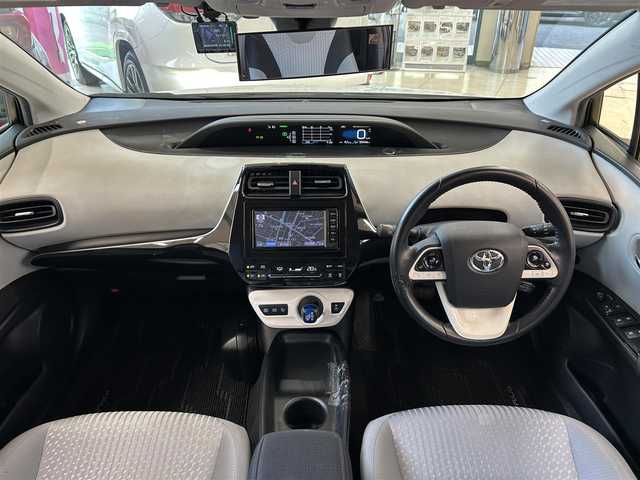 トヨタ プリウス S 東京都 2016(平28)年 6.6万km ホワイトパールクリスタルシャイン ワンオーナー/純正ディーラーナビ/(CD/SD/BT/AUX/ワンセグTV)/前後方ドライブレコーダー/(DC-DR65)/バックカメラ/LKA/コーナーセンサー/レーダークルーズコントロール/プリクラッシュセーフティ/ふらつき検知機能/アイドリングストップ/横滑り防止機能/LED/オートハイビーム/フォグランプ/革巻きステアリング/ステアリングスイッチ/ETC/電動格納ウインカーミラー/ISOFIX/純正フロアマット/トノカバー/リアプライバシーガラス/プッシュスタート/スマートキー/ABS＋W+SSRS/新車時保証書/取扱説明書/スペアキー