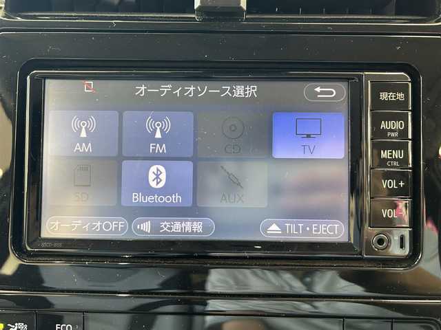 トヨタ プリウス S 東京都 2016(平28)年 6.6万km ホワイトパールクリスタルシャイン ワンオーナー/純正ディーラーナビ/(CD/SD/BT/AUX/ワンセグTV)/前後方ドライブレコーダー/(DC-DR65)/バックカメラ/LKA/コーナーセンサー/レーダークルーズコントロール/プリクラッシュセーフティ/ふらつき検知機能/アイドリングストップ/横滑り防止機能/LED/オートハイビーム/フォグランプ/革巻きステアリング/ステアリングスイッチ/ETC/電動格納ウインカーミラー/ISOFIX/純正フロアマット/トノカバー/リアプライバシーガラス/プッシュスタート/スマートキー/ABS＋W+SSRS/新車時保証書/取扱説明書/スペアキー